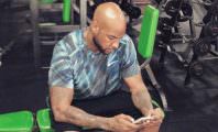 Booba poste une vidéo, les internautes se moquent de ses « jambes de coq » ! (Vidéo)