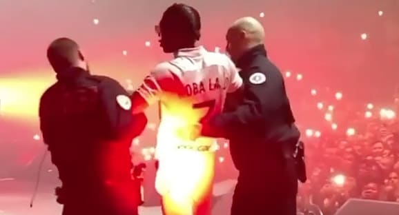 Koba LaD s’est fait arrêter par la Police en plein concert ! (Vidéo)