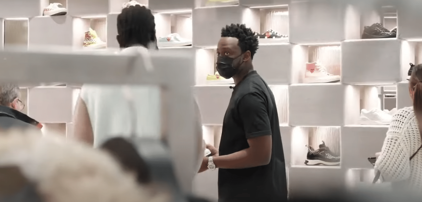 Dadju fait un prank en se faisant passer pour un vendeur