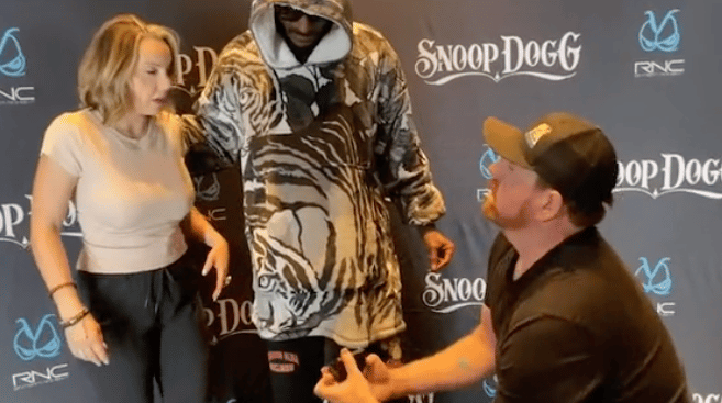 Snoop Dogg : un homme fait sa demande en mariage lors de son meet and greet