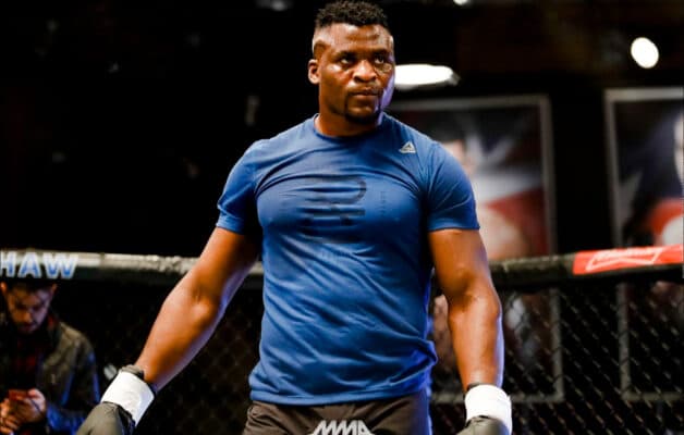 Francis Ngannou se livre sur son parcours pour arriver en France et son premier logement dans un parking