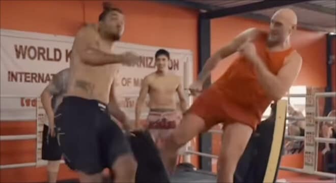 Quand Tyson Fury copie le kick de Francis Ngannou en plein entraînement