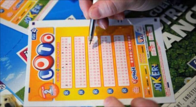 Grâce à son ami défunt, un homme remporte quatre millions d’euros au Loto