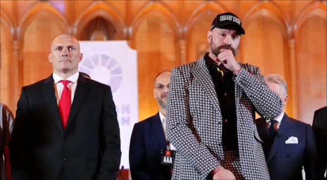 Oleksandr Usyk se la joue Hitman pour ses retrouvailles avec Tyson Fury