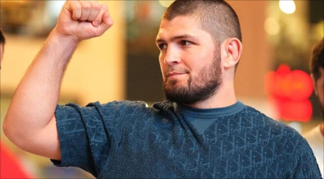 Khabib Nurmagomedov expulsé d’un avion, il s’exprime : « Elle a insisté…»