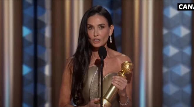 Demi Moore reçoit le premier prix de sa carrière aux Golden Globes et tacle un producteur