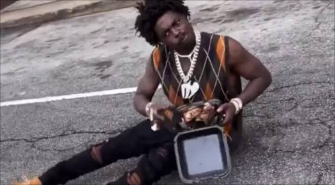 Kodak Black dans un état second avec son poulet en plein milieu de la route